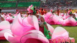 #甘肃省第三届大学生运动会#开幕式预演市民头顶烈日观看 