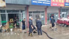 暴雨后城区“看海” 庆阳消防忙排水