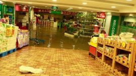 强降水致西峰城区多处被淹 商铺内积水成“海洋”