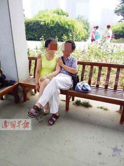 刘恩元与刘某在长沙玩的亲密照. 刘某供图