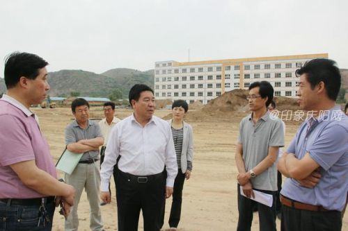 县委书记李崇暄在方山乡关山村调研精准扶贫,精准脱贫工作.