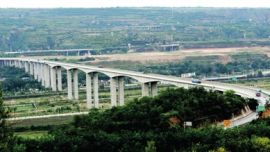 车辆通过西长凤高速公路泾河特大桥 