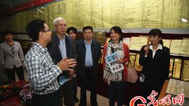 陇东遍吹关爱风——两代人的庆阳情怀  