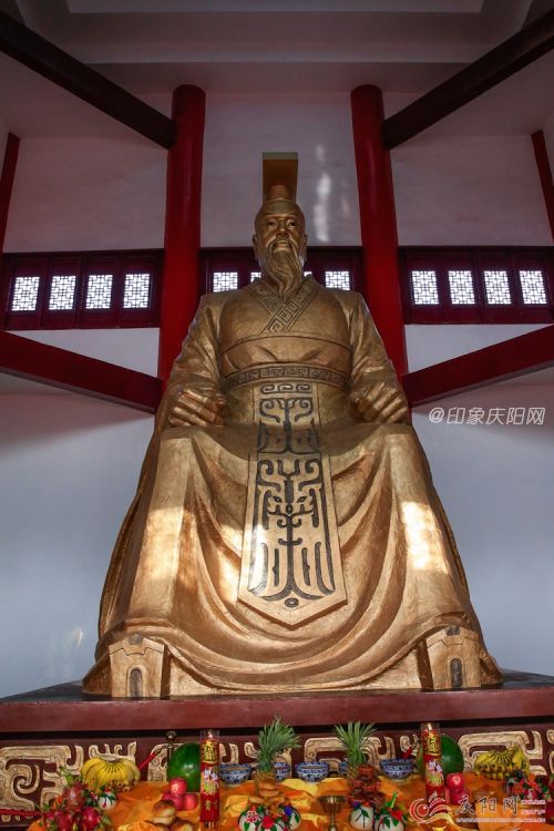 甘肃正宁县举行黄帝像落成典礼 民众拜谒