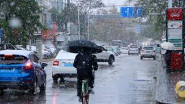 庆阳迎今年首场降雪 气温直逼冰点市民冬衣加身