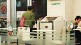 中年男子快餐店内行乞讨钱不成怒骂店员顾客