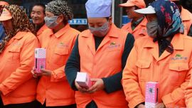 爱心企业情系环卫工 千只暖水杯街头免费发放 