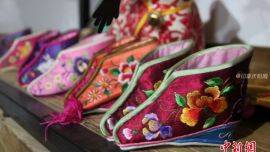 庆阳“绣女”绣制香包(组图) 