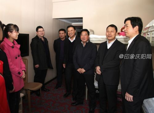 中国华夏文化遗产基金会秘书长耿献会,庆城县人民政府县长梁世刚一行