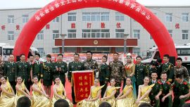 文工团寒风中为庆阳武警送来温暖 