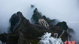 張家界天門山霧凇花開 盤山公路宛若玉帶