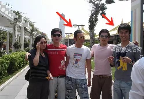 王凯与黄晓明昔日合影曝光 "靖王"露青涩微笑