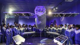 庆阳市科协50件科技作品引学生围观