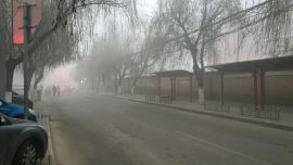 司机朋友小心啦 前方有雾出现