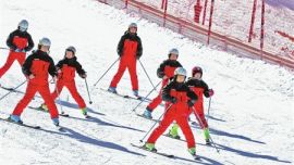 陇东滑雪场迎来首批游客