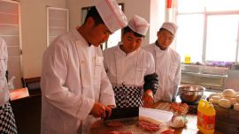 庆阳市农村实用人才培训 百位农民“变身”厨师 