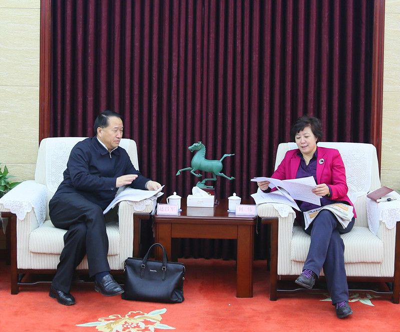 图为甘肃省旅游局党组书记,局长何伟会见庆阳市政府副市长赵昌军.