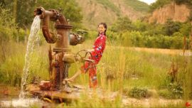 曾經(jīng)“麥田里的小姑娘”變身工業(yè)感（組圖）