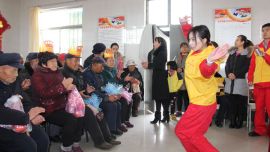 采油工走进董志敬老院 为孤寡老人送“平安果”