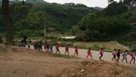 “冰花男孩”想看城里孩子上學(xué)，但有些事他不知道