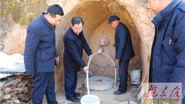 董建镇:确保所有贫困群众都能温暖过冬