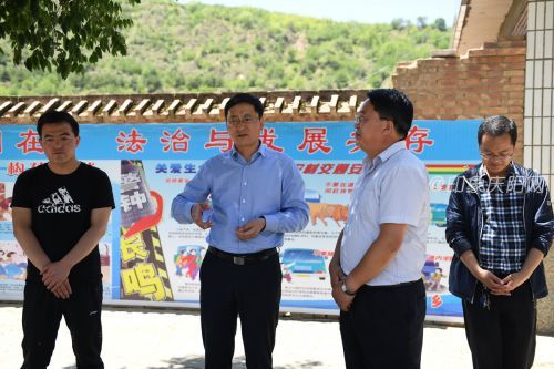 杨添翼调研华池县"七五"普法工作开展情况