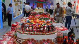 贠建民朱濤檢查“蘭洽會(huì)”慶陽地方特色產(chǎn)品展館布展工作