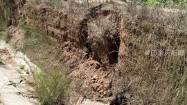 合水县张举塬村驻村工作队全面加强  汛期房屋道路安全排查