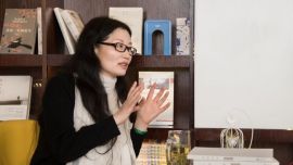 岳紅：我是個(gè)一意孤行的人 寫作是自我救贖