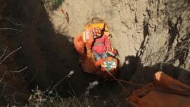 庆阳：地质工作人员坠落深洞 消防员成功救援