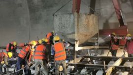 银西高铁轨道在宁县焦村镇上阁隧道铺设中……摄影师：李建琪