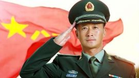 演員吳京八一節(jié)曬軍裝照，卻遭網(wǎng)絡(luò)大v質(zhì)疑：不是軍人別亂穿