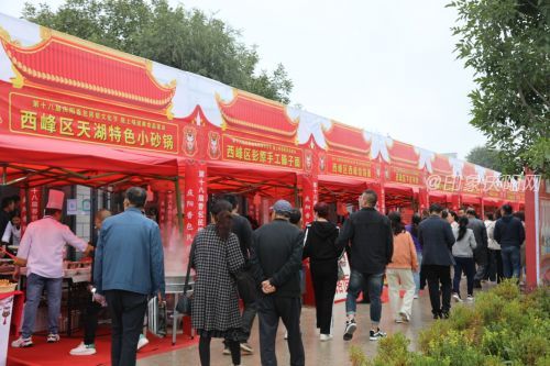 傳統(tǒng)美食區(qū)熱鬧非凡