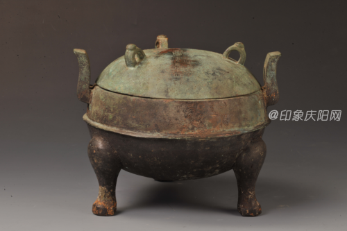 國(guó)家一級(jí)文物，漢代，球面蓋上有三個(gè)菌頂環(huán)形鈕。子口，平唇內(nèi)斂，深腹，兩側(cè)有長(zhǎng)方形的附耳，圜底，三馬蹄足。腹中部飾凸弦紋一周，銅鼎蓋上及口沿上各有陰刻銘文一組，蓋銘兩豎行，共10字：“彭陽(yáng)  重三斤四兩  容三升”?？谘劂懳乃呢Q行，共10字“彭陽(yáng)  重七斤  容一斗三升”。“彭陽(yáng)”銅鼎對(duì)研究西漢時(shí)期度量衡制度和慶陽(yáng)地區(qū)的歷史沿革均有參考價(jià)值。