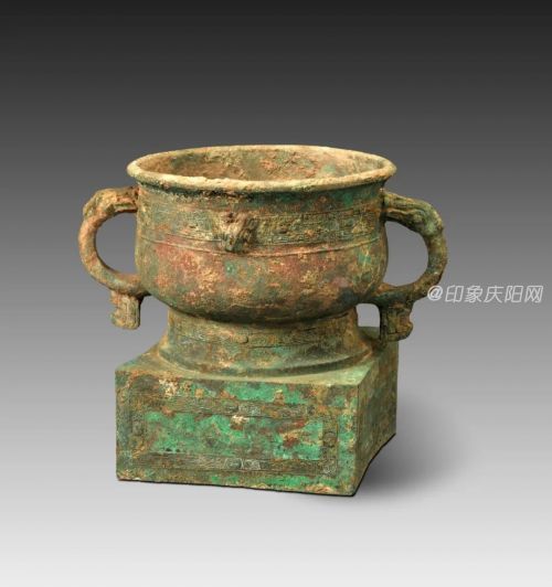 2012年出土于西峰區(qū)溫泉鄉(xiāng)，西周時期，一級文物，通高21厘米，口徑18厘米，底16×16.5厘米，底座高7.5厘米，腹徑17.5厘米，耳高10厘米，珥寬4厘米。當(dāng)時出土青銅器、陶器、蚌器、貝幣、綠松石等約20余件。該簋為唇沿直腹，腹部對稱附飾獸首和獸形雙耳，耳上端為獸頭，下端為珥，圜底下為圈足承方座，座內(nèi)掛有一懸鈴，造型莊重沉穩(wěn)。是古時用于盛放煮熟食物的器皿，也為重要的禮器，在青銅禮器中以偶數(shù)與奇數(shù)的列鼎配合使用?，F(xiàn)藏于慶陽市隴東民俗博物館。