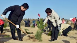 鎮(zhèn)原縣級(jí)總林長(zhǎng)積極參與全民義務(wù)植樹(shù) 勠力同心助推“三北”工程攻堅(jiān)戰(zhàn)