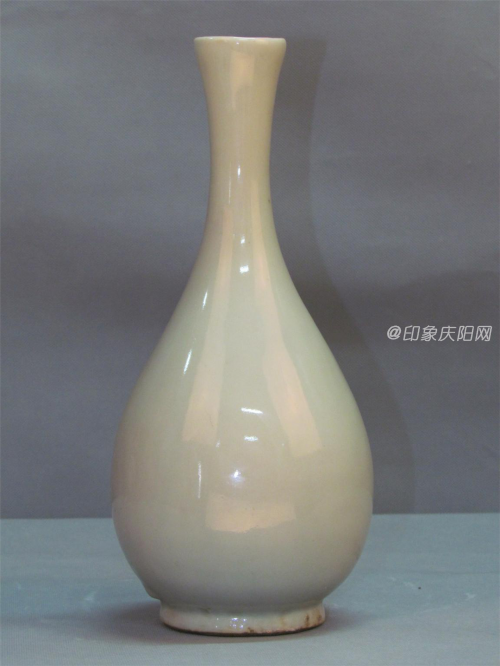 國家一級文物，宋代，華池縣李良子徐生芳交。高30厘米，口徑4厘米，底徑8厘米，重921克，敞口，細頸，溜肩，鼓腹下收，圈足，通體飾青釉，施釉均勻，灰白胎，胎質(zhì)堅硬，細膩，器形秀美，做工精巧，釉色晶瑩，明亮透徹，屬于宋代瓷器中的精品?，F(xiàn)存華池縣博物館