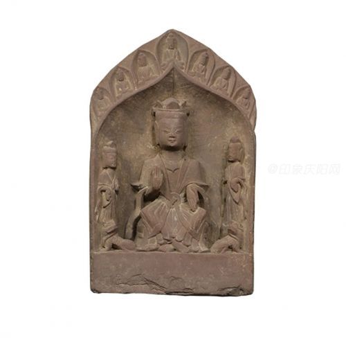 北魏。長(zhǎng)36厘米，寬24厘米，高21厘米。蓮瓣形，龕楣上雕七佛造像，龕內(nèi)交腳佛端坐正中，戴法冠，披袈裟，兩側(cè)侍立脅侍菩薩，雙手合什，龕門臥二獅。