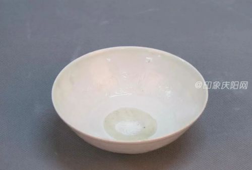 白釉“福祿招財”瓷碗，宋代，國家一級文物，高4厘米，口徑11厘米，底徑3.5厘米，重量75克。白釉白胎、質(zhì)地堅硬、碗圓唇、侈口、深弧腹、圈足、內(nèi)底有摞痕，內(nèi)壁飾印花水波紋，間隔對稱雙線構(gòu)勒楷書四字，器形規(guī)整、壁部極薄，釉色純正，晶瑩明亮、紋飾簡潔明快，具有較高的藝術(shù)觀賞性。