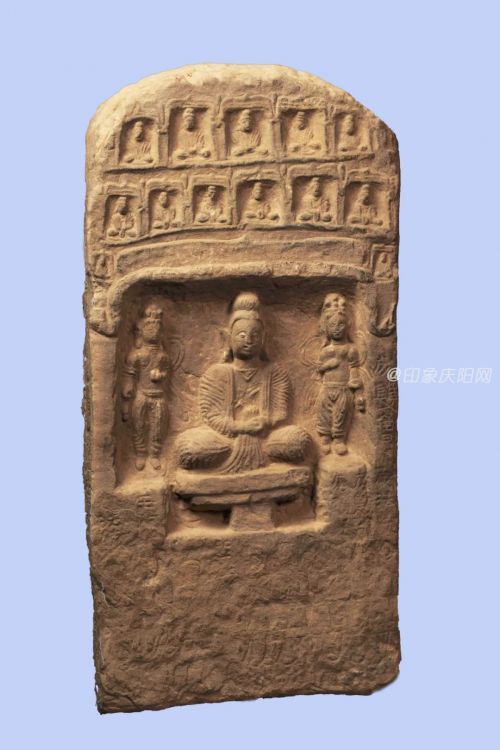 成丑兒造像碑，黃砂巖石質(zhì)，通高60cm，碑碣形,上部雕兩排十一個方形小龕,內(nèi)各雕一化佛,中部雕倒凸形龕,龕眉兩側(cè)各雕一化佛,龕內(nèi)雕一佛二脅侍,主尊高螺髻,面相方圓,彎眉細目,大耳垂肩,高鼻厚唇,內(nèi)著僧祗支,外披通肩大衣,下著裙,結(jié)禪定印,跏趺坐于雙層須彌座上,二脅侍菩薩向內(nèi)跣足側(cè)立,服飾相同,頭戴三葉冠,寶繒垂肩,身著天衣,下部并排淺刻供養(yǎng)人7身,隙間淺刻供養(yǎng)人姓名。龕右側(cè)陰刻銘文“太和十二年歲次戊辰 / 二月十二日（弟子成）丑兒合家眷 /為七世父母歷劫諸除一切眾生敬造石像（十四區(qū)）”。1999年5月28日,出土于寧縣新寧鎮(zhèn)新寧村南坡組。2002年7月，甘肅省文物鑒定委員會專家鑒定為國家珍貴文物一級。