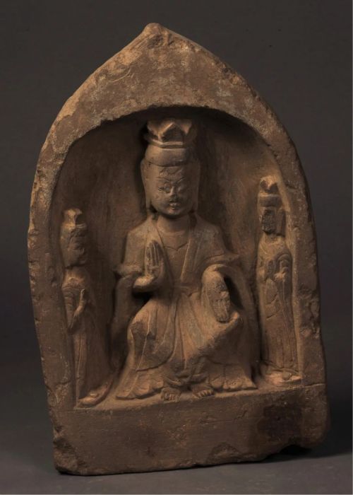 北魏一佛二菩薩造像龕，高39 厘米,縱25 厘米，寬25 厘米，厚8 厘米。紅沙巖質(zhì),整體為蓮瓣狀。正面拱形龕，內(nèi)造一主尊二脅侍，主尊頭戴三葉冠，冠下露發(fā)髻，面相長方飽滿，表情肅穆，兩耳近肩，身披通肩大衣，腰系帶，下著裙，交腳坐于平臺上。二脅侍冠、面、服飾均與主尊相同，雙手合什，跣足立于平臺上，交腳是北魏佛教造像最常見的題材，具有明顯的時代特征。形制完整，雕刻精美，具有北魏佛教造像的時代特征，有很高的藝術(shù)研究價值和特別重要的歷史和科學價值。1999年,寧縣新寧鎮(zhèn)新寧村南坡組出土，寧縣博物館清理收藏。2002年7月甘肅省文物鑒定委員會專家鑒定為國家珍貴文物一級。