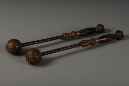 明花蕾形銅錘 一級(jí)文物 通長(zhǎng)35.2、蕾直徑5 厘米。錘呈圓球花蕾形，兩面各飾獸首紋，眼嵌藍(lán)色琉璃。柄首正多面體，頂面雕一花卉紋。造型別致，做工精細(xì)，銅質(zhì)優(yōu)良，是明代銅器中的精品。