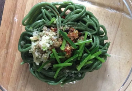 寧縣菜面是流行于寧縣廣大地區(qū)一種特色面食，因其面條用蔬菜揉和而成，且顏色為綠色，所以稱之為“菜面”。其制作過程較為復(fù)雜講究，先將摘洗干凈的蔬菜，如：苜蓿、菠菜、薺薺菜放在開水鍋中煮熟，尤其是蔬菜的莖桿，必須煮爛，撈出后擠掉水分，加入適量的面粉和成團(tuán)。菜面的講究就在和面的這個(gè)過程，必須用力在面板上來回揉搓，反復(fù)數(shù)次，直到菜面看起來光滑，顏色均勻，扯起來勁道，才算面團(tuán)和好，俗稱“搓面”，人們習(xí)慣把制作菜面的過程叫做“瓷菜面”。然后將和好的面團(tuán)餳上半個(gè)小時(shí)后，將面團(tuán)搟成面條或搓成條狀，煮熟配以佐料食用，別具風(fēng)味。