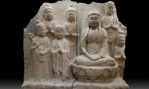 楊貴造像碑，五代，國家一級文物，出土地不詳。殘高l20厘米，寬110厘米，厚27厘米。造像碑為黃砂巖雕鑿而成,殘碑正面前后兩排7身造像保存完好。前排主尊為釋迦牟尼佛,佛雙耳垂肩，蠶眉鳳眼,兩頰豐滿,半披袈裟,下著裙,雙手作禪定印,結(jié)跏趺坐于蓮花座上。佛左側(cè)立菩薩、阿難各一尊,菩薩頭戴花冠,手持蓮枝,肩披天巾,下著長裙,面部豐滿,表情溫和,阿難身著袈裟,雙手合十,笑容可掬。佛右側(cè)現(xiàn)存菩薩一尊，菩薩頭戴花冠,肩披天巾,下著長裙，雙手合十。佛身后現(xiàn)存三尊菩薩,菩薩雙手合十。方形底座雕有一排小坐佛。碑身左側(cè)面殘留題記：“楊貴妻子李/妻子史□/男劉遂妻□□氏孫男張臾”等文字?，F(xiàn)藏慶陽市博物館。