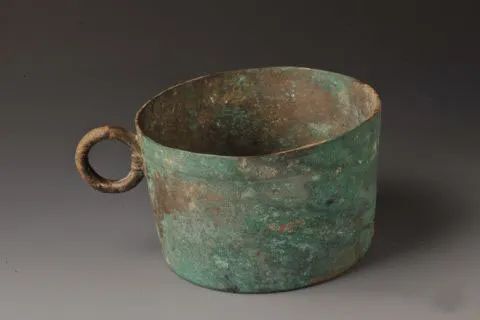 “市平”銅量 漢代，國家一級文物，慶陽縣彭原公社李家寺大隊廟頭咀隊李家寺窖藏出土。高11厘米，口徑17.6厘米，底徑16厘米。圓口，直壁下收，平底，內底有“市平”二字，字體為漢隸。口沿外壁有一周寬帶紋，一側有一圓環(huán)形耳。經(jīng)實測，此銅量容積為2495毫升，重為1258克。此器鑄造規(guī)整，應為漢代標準量器，具有很高的歷史價值。