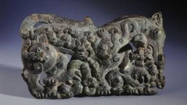 尋寶博物館丨馬首虎身獸咬蛇紋銅牌