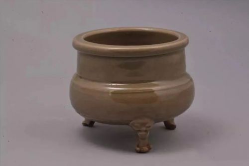 耀州窯青釉三獸足爐，金代，一級(jí)文物。高 10.2 厘米，口徑 11.6 厘米。直口，平沿，直頸，斜肩，圓腹，平底，三獸足。近底部有一圈凹弦紋，三足外撇，胎體堅(jiān)致細(xì)密，口沿及外壁施青釉，釉色淡雅純凈?，F(xiàn)藏慶陽市博物館。