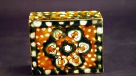 尋寶博物館丨三彩梅花紋方形枕