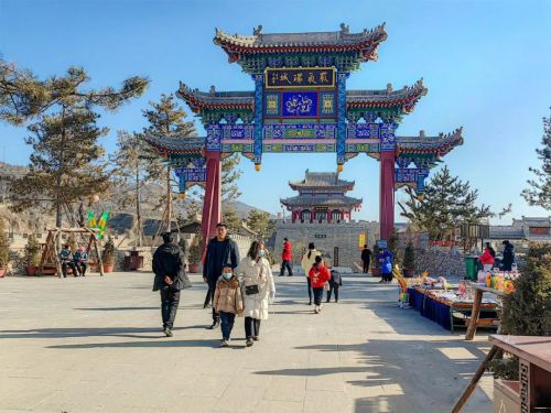 2023年12月31日，慶陽(yáng)市環(huán)縣古城游人如織，人氣爆棚。元旦假期，古城吸引了眾多游人前來(lái)參觀游覽和度假。