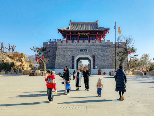 2023年12月31日，慶陽(yáng)市環(huán)縣古城游人如織，人氣爆棚。元旦假期，古城吸引了眾多游人前來(lái)參觀游覽和度假。